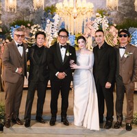 Amanda Rigby resmi menikah dengan komedian Andre Taulany pada Minggu (20/9/2026). Riasan soft glam bernuansa peach mempercantik parasnya. Foto: Instagram/@marlene hariman @arielnoah