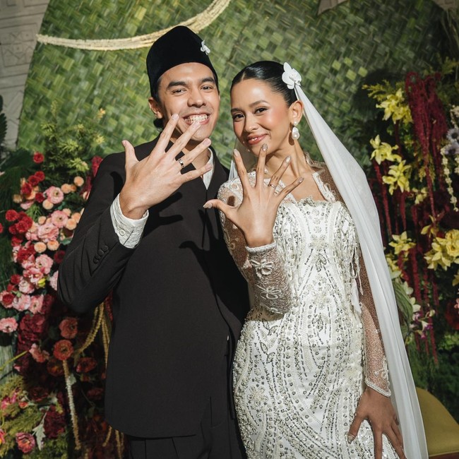 Momen Mario Caesar dan Givina Menikah, Tampil Serasi dalam Busana Hitam-Putih