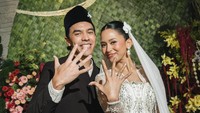 Momen Mario Caesar dan Givina Menikah, Tampil Serasi dalam Busana Hitam-Putih