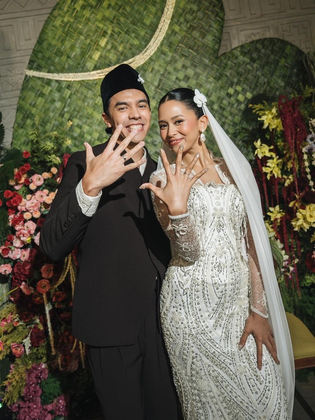 Momen Mario Caesar dan Givina Menikah, Tampil Serasi dalam Busana Hitam-Putih