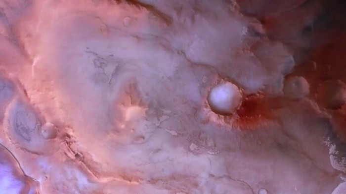 Mars tidak selalu berwarna merah.. Pada gambar yang dirilis ESA, beberapa bagian permukaan Mars terlihat berwarna ungu.