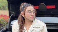 Jadi buat perempuan di luar sana, jangan langsung percaya cuma karena seseorang ngajakin berjuang bersama. Apalagi kalau perlahan kamu dilarang kerja, diarahkan membuka usaha bersama, rekening bersama, apalagi dimintain pinjem nama. Penipu zaman sekarang gak selalu datang dengan tampang mencurigakan. Kadang dia datang bawa keluarga, cincin, dan rencana pernikahan. Yang dipalsuin bukan cuma surat, tapi masa depan, ceritanya. Foto: Instagram @meisitalomania