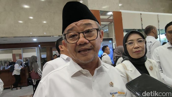 Mendikdasmen Abdul Muti menyebut ekstrakurikuler selain pramuka sifatnya sukarela dan tidak wajib. (Adrial/detikcom)
