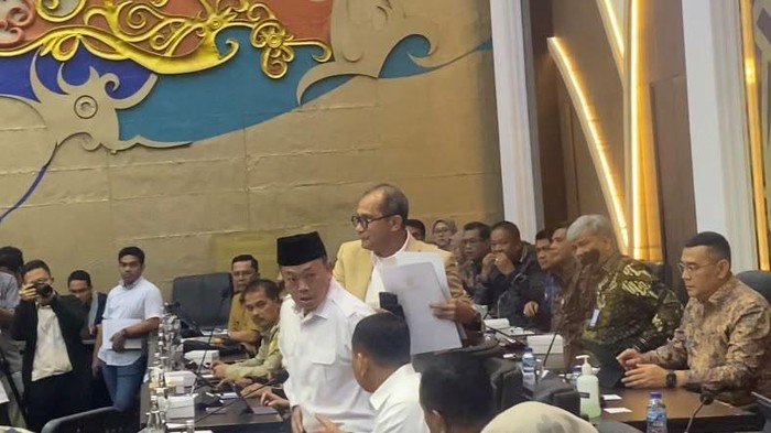 Menteri ATR/BPN Nusron Wahid menyusul hadir di rapat Baleg DPR membahas RUU Reforma Agraria di gedung DPR, Senayan, Jakarta, Senin (21/9/2026).