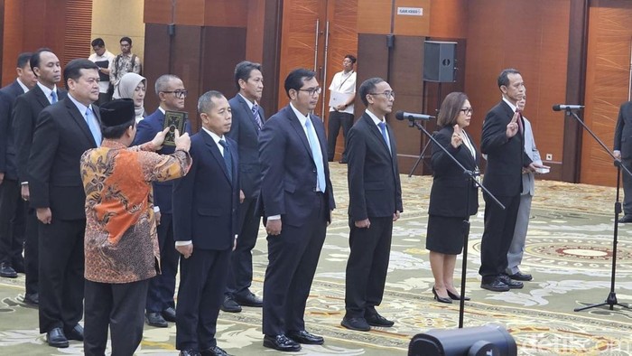 Menteri Keuangan Suahasil Nazara melantik 14 pejabat