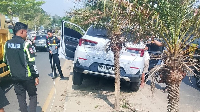 Mobil WR-V tabrak pemotor dan mobil di Kolaka.