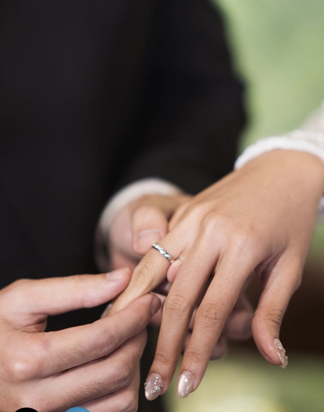 Dalam salah satu foto, pasangan ini juga memperlihatkan cincin pernikahan yang tersemat di jari manis masing-masing. Momen tersebut menjadi salah satu potret yang dibagikan setelah mereka resmi menikah. Pernikahan ini menjadi babak baru bagi pasangan yang telah menjalin hubungan selama empat tahun itu. Givina dikenal sebagai aktris dan merupakan adik komika Uus, sedangkan Mario merupakan personel grup musik NPD.  Foto: dok. Instagram