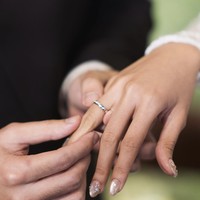 Dalam salah satu foto, pasangan ini juga memperlihatkan cincin pernikahan yang tersemat di jari manis masing-masing. Momen tersebut menjadi salah satu potret yang dibagikan setelah mereka resmi menikah. Pernikahan ini menjadi babak baru bagi pasangan yang telah menjalin hubungan selama empat tahun itu. Givina dikenal sebagai aktris dan merupakan adik komika Uus, sedangkan Mario merupakan personel grup musik NPD.  Foto: dok. Instagram