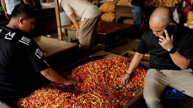Pedagang cabai menunggu pembeli di Pasar Kramat Jati, Jakarta, Senin (21/8/2026). (CNBC Indonesia/Tri Susilo)