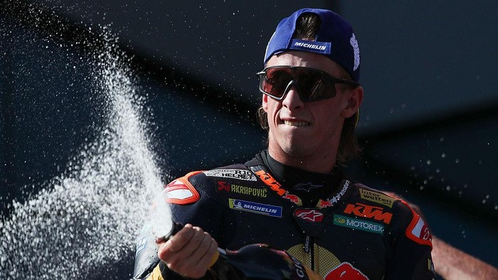 Acosta merayakan kemenangan di MotoGP Austria 2026.