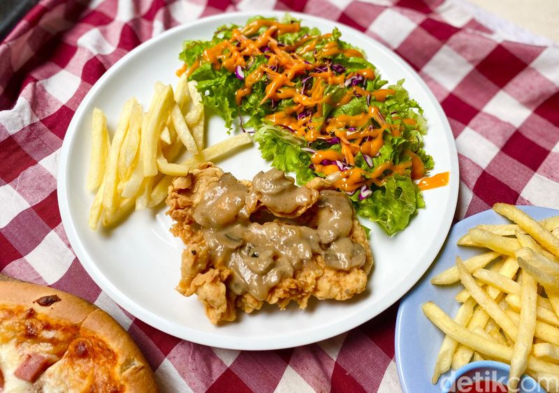 Menu di Pedro Cafe, di Benteng Fort Willem 1 Ambarawa.