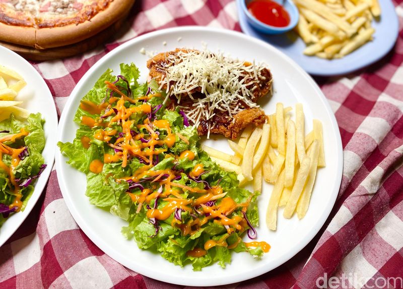 Menu di Pedro Cafe, di Benteng Fort Willem 1 Ambarawa.