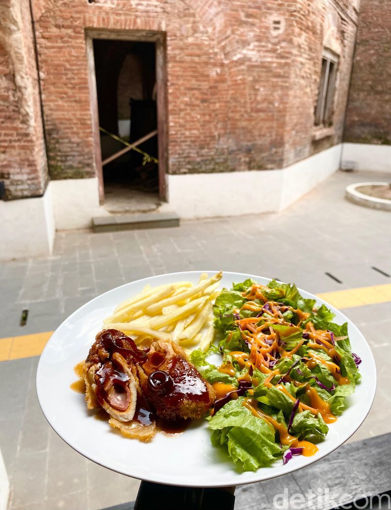 Menu di Pedro Cafe, di Benteng Fort Willem 1 Ambarawa.