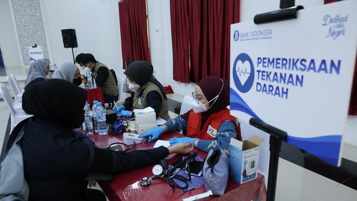 Tenaga kesehatan memeriksa warga dalam layanan kesehatan gratis di PMI Provinsi Kalimantan Barat di Pontianak, Kalimantan Barat, Senin (21/9/2026). Bank Indonesia Provinsi Kalimantan Barat bersama PMI dan Puskesmas Sungai Rengas menyediakan pemeriksaan kesehatan dasar, pengukuran tekanan darah, serta konsultasi dokter bagi masyarakat terdampak kebakaran hutan dan kekeringan untuk menjaga kondisi kesehatan selama bencana kabut asap melanda. ANTARA FOTO/Jessica Wuysang/nym.