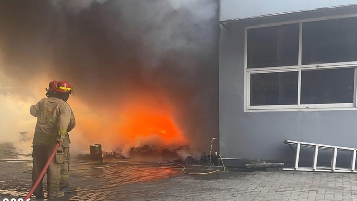 Pemadaman Gudang Bengkel Mobil Terbakar di Gunung Putri Bogor