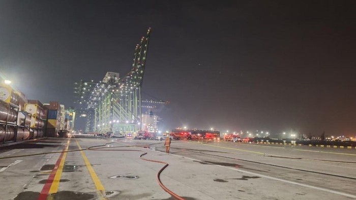 Pemadaman tank container terbakar di area New Priok Container Terminal One (NPCT1), Pelabuhan Tanjung Priok, telah selesai. (Dok. Damkar)