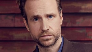 Rafe Spall akan memerankan Arthur Weasley yang dalam cerita muncul perdana di Chamber of Secrets. Fun fact: ayah Rafe Spall adalah Timothy Spall, pemeran Peter Pettigrew di Prisoner of Azkaban (2004). (Foto: dok. Instagram @harrypotter)