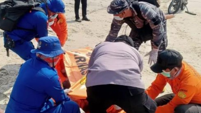 Penemuan jasad berpelampung di pantai Seruyan diduga dari KM Virgo Transport 8.