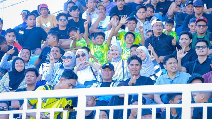 Penonton laga semifinal Piala Gubernur Sulsel di Stadion Gelora BJ Habibie.