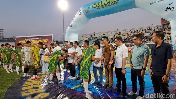 Penyerahan medali runner up untuk tim Sidrap di Piala Gubernur Sulsel 2026.