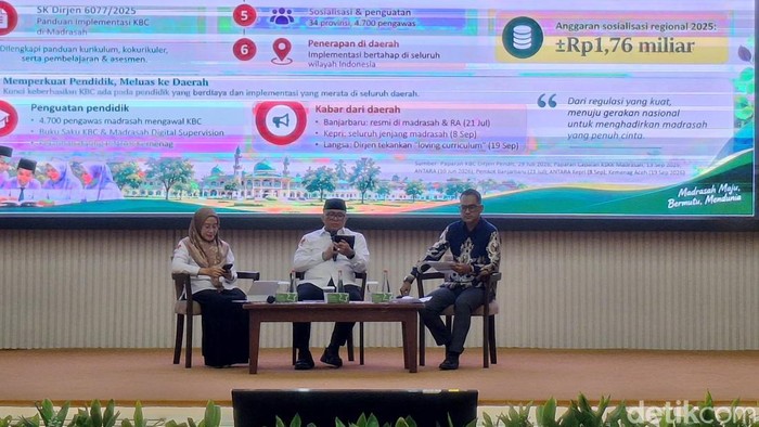 Setditjen Pendidikan Agama Kemenag, Arskal Salim GP dan Kepala Subbidang Pesantren Kemenag, Yusi Damayanti dalam seminar di Aula Kemenhaj, Thamrin, Jakarta Pusat, pada Senin (21/09). (Foto: Aulia Retno Utami/detikcom)
