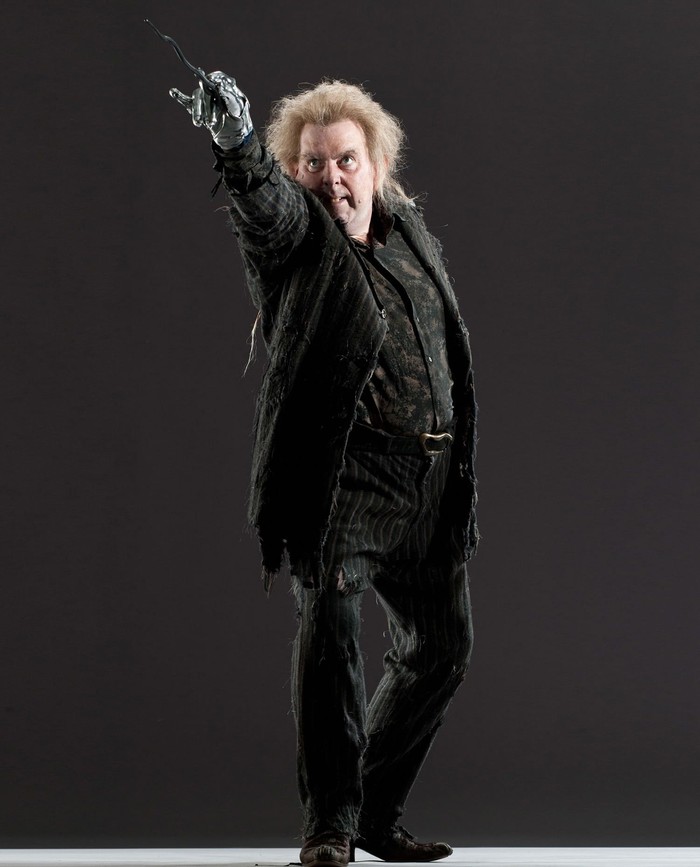 Aktor Timothy Spall saat memerankan karakter Peter Pettigrew di Harry Potter and the Deathly Hallows.