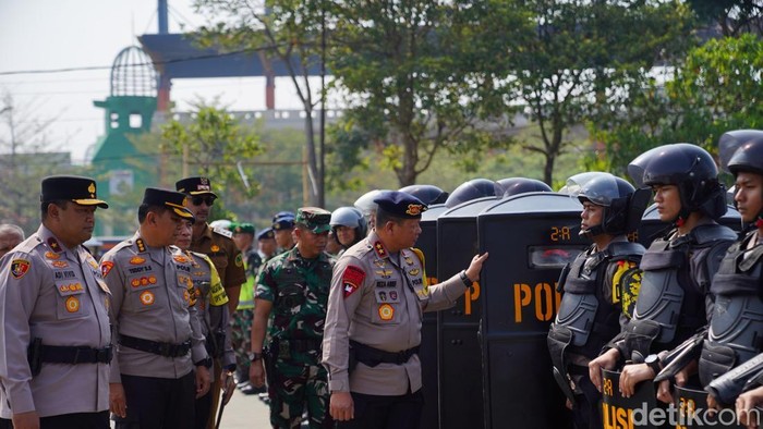 Petugas gabungan saat melakukan apel Operasi Garuda Bakti 2026 di Lapangan Panahan SJH, Stadion Si Jalak Harupat, Kabupaten Bandung