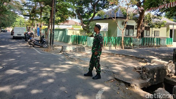 Petugas TNI sedang berjaga di Jalan Mawas dekat MaRI Makassar.