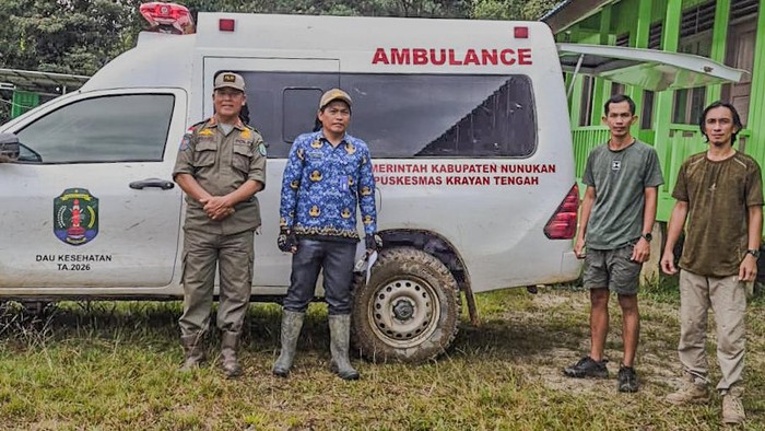 Plt Camat Krayan Tengah menerima unit ambulance yang sempat viral karena dievakuasi menggunakan ekskavator di Sungai Binuang.