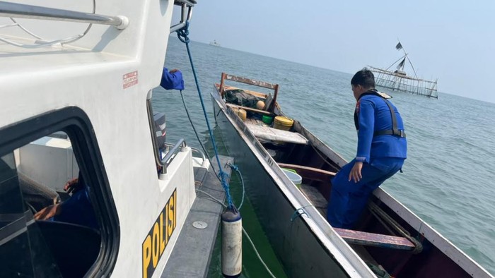 Polair Pasuruan melakukan patroli nelayan yang pakai trawl