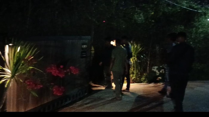 Polisi bersama perwakilan travel agent dan kapal mendatangi penginapan rombongan turis yang diduga menipu pelaku wisata di Labuan Bajo, Manggarai Barat, NTT Senin (21/9/2026) malam. (Ambrosius Ardin/detikBali)