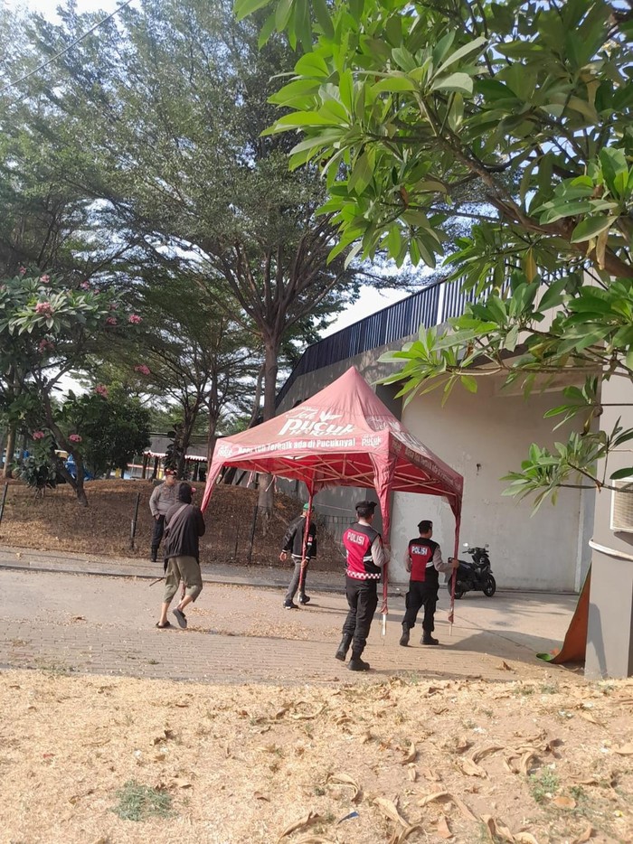 Polisi mengamankan tenda yang diduga tempat untuk memungut karcis di Kalijodo