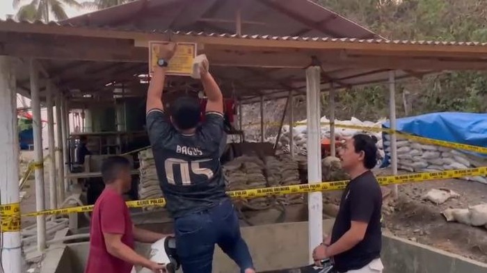 Polisi menyegel tambang emas ilegal di Bone Bolango.