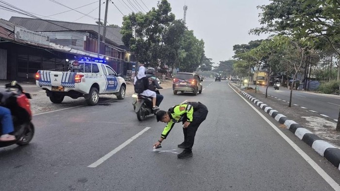 Polisi saat olah TKP kecelakaan di Sukabumi