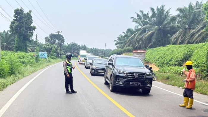 Polisi saat pengaturan lalu lintas di lokasi (Foto: Dok Polres Rohil)