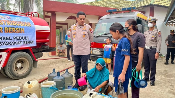 Polres Barito Selatan saat menyalurkan air bersih disejumlah desa di Barito Selatan. (Dok Polres Barsel)