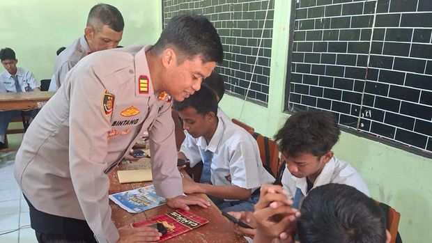Polres Metro Bekasi Kota hadir di 126 SMK dalam program 'Bapak Asuh' Polres Metro Bekasi Kota hadir di 126 SMK dalam program 'Bapak Asuh'