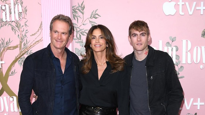 BEVERLY HILLS, CALIFORNIA - MARCH 14: Rande Gerber, Cindy Crawford and Presley Gerber arrives at the World Premiere Of Apple TV+s 