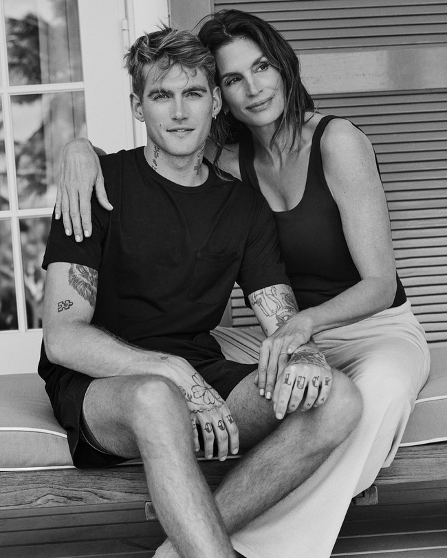 Kehadiran Presley di industri fashion turut menarik perhatian karena ia merupakan bagian dari keluarga yang memiliki sejarah panjang di dunia modeling. Cindy Crawford sendiri merupakan salah satu supermodel paling dikenal dari era 1980-an dan 1990-an, sementara Kaia kemudian mengikuti jejak ibunya dan membangun karier sebagai model. Foto: Instagram/@cindycrawford