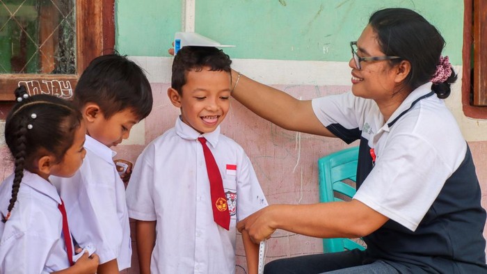 Petugas medis menyuntikkan vaksin campak rubella kepada siswa dalam pelaksanaan Bulan Imunisasi Anak Sekolah (BIAS) di SDI Waemata Labuan Bajo, Manggarai Barat, NTT, Senin (21/9/2026). Pelaksana BIAS guna perlindungan siswa dari penyakit berbahaya seperti campak, rubela, difteri, tetanus maupun kanker serviks tersebut kembali dilakukan setelah pada Agustus 2026 tidak dilakukan akibat terkendala bencana gempa bumi Flores. ANTARA FOTO/Gecio Viana/app/YU
