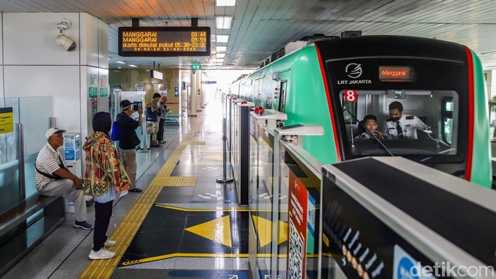 Promo Rp8, Warga Ramai Jajal Rute Baru LRT ke Manggarai Sejumlah warga menggunakan transportasi umum LRT Jakarta dari Stasiun LRT Velodrome menuju Stasiun LRT Manggarai, Jakarta, Senin (21/9/2026). Warga memanfaatkan layanan LRT Jakarta yang kini telah diperpanjang hingga Stasiun Manggarai sebagai salah satu pilihan transportasi umum untuk menunjang mobilitas di Ibu Kota.