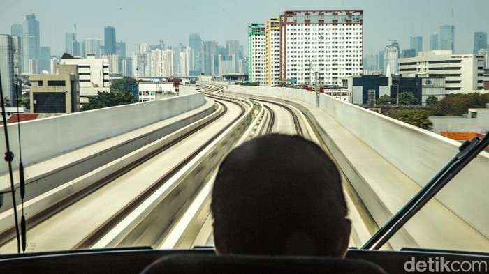 Promo Rp8, Warga Ramai Jajal Rute Baru LRT ke Manggarai Sejumlah warga menggunakan transportasi umum LRT Jakarta dari Stasiun LRT Velodrome menuju Stasiun LRT Manggarai, Jakarta, Senin (21/9/2026). Warga memanfaatkan layanan LRT Jakarta yang kini telah diperpanjang hingga Stasiun Manggarai sebagai salah satu pilihan transportasi umum untuk menunjang mobilitas di Ibu Kota.