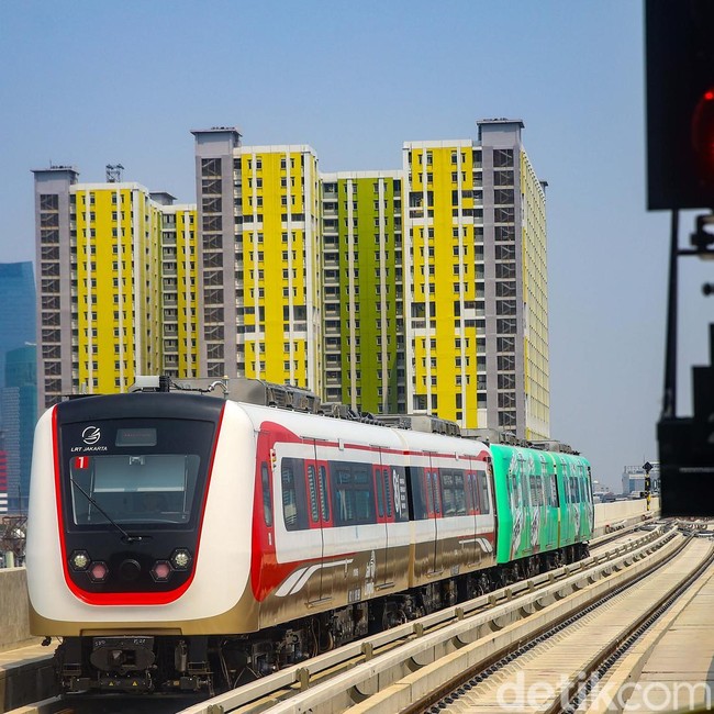 Promo Rp8, Warga Ramai Jajal Rute Baru LRT ke Manggarai