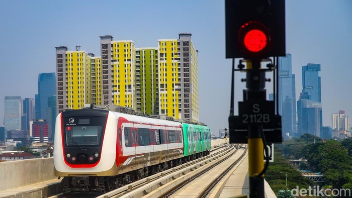 Sejumlah warga menggunakan transportasi umum LRT Jakarta dari Stasiun LRT Velodrome menuju Stasiun LRT Manggarai, Jakarta, Senin (21/9/2026).Warga memanfaatkan layanan LRT Jakarta yang kini telah diperpanjang hingga Stasiun Manggarai sebagai salah sa