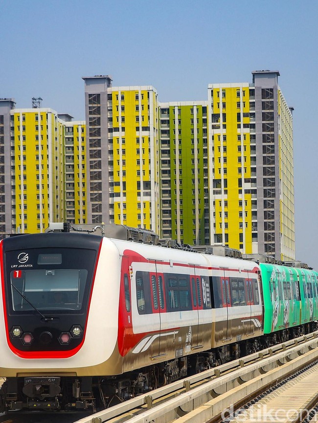 Promo Rp8, Warga Ramai Jajal Rute Baru LRT ke Manggarai