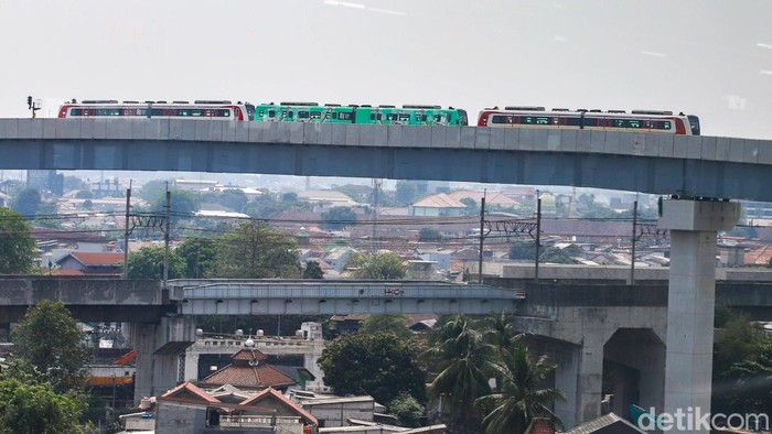 Promo Rp8, Warga Ramai Jajal Rute Baru LRT ke Manggarai Sejumlah warga menggunakan transportasi umum LRT Jakarta dari Stasiun LRT Velodrome menuju Stasiun LRT Manggarai, Jakarta, Senin (21/9/2026). Warga memanfaatkan layanan LRT Jakarta yang kini telah diperpanjang hingga Stasiun Manggarai sebagai salah satu pilihan transportasi umum untuk menunjang mobilitas di Ibu Kota.