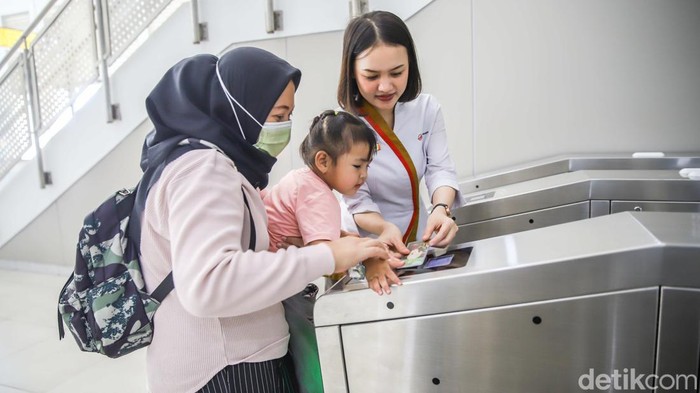 Sejumlah warga menggunakan transportasi umum LRT Jakarta dari Stasiun LRT Velodrome menuju Stasiun LRT Manggarai, Jakarta, Senin (21/9/2026). Warga memanfaatkan layanan LRT Jakarta yang kini telah diperpanjang hingga Stasiun Manggarai sebagai salah satu pilihan transportasi umum untuk menunjang mobilitas di Ibu Kota.