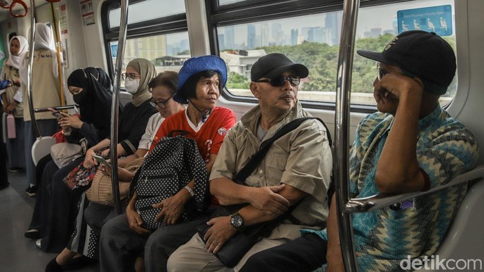 Promo Rp8, Warga Ramai Jajal Rute Baru LRT ke Manggarai Sejumlah warga menggunakan transportasi umum LRT Jakarta dari Stasiun LRT Velodrome menuju Stasiun LRT Manggarai, Jakarta, Senin (21/9/2026). Warga memanfaatkan layanan LRT Jakarta yang kini telah diperpanjang hingga Stasiun Manggarai sebagai salah satu pilihan transportasi umum untuk menunjang mobilitas di Ibu Kota.