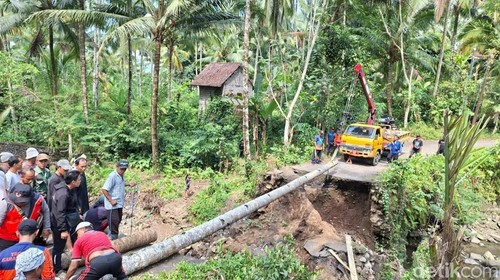 Proses pembangunan jembatan darurat di ruas jalan Kebung-Banyucampah di Desa Telaga Tawang, Kecamatan Sidemen, Karangasem, Minggu (20/9/2026).