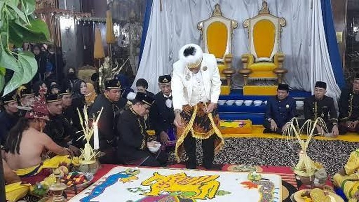 Prosesi saat Raja Kutai Kartanegara Ing Martadipura Melakukan Seluang Mudik atau Melemparkan Beras ke Peserta yang Hadir. (Dok Pemerintah Kabupaten Kutai Kartanegara)